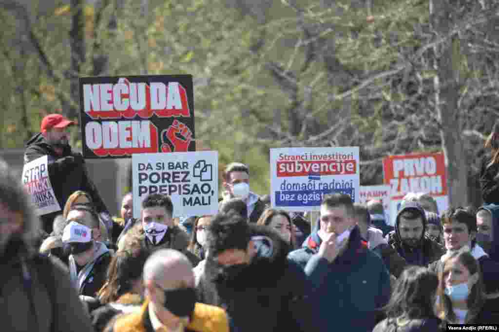 Protest freelancera i radnika na internetu ispred Skupštine Srbije, Beograd, 8. april.