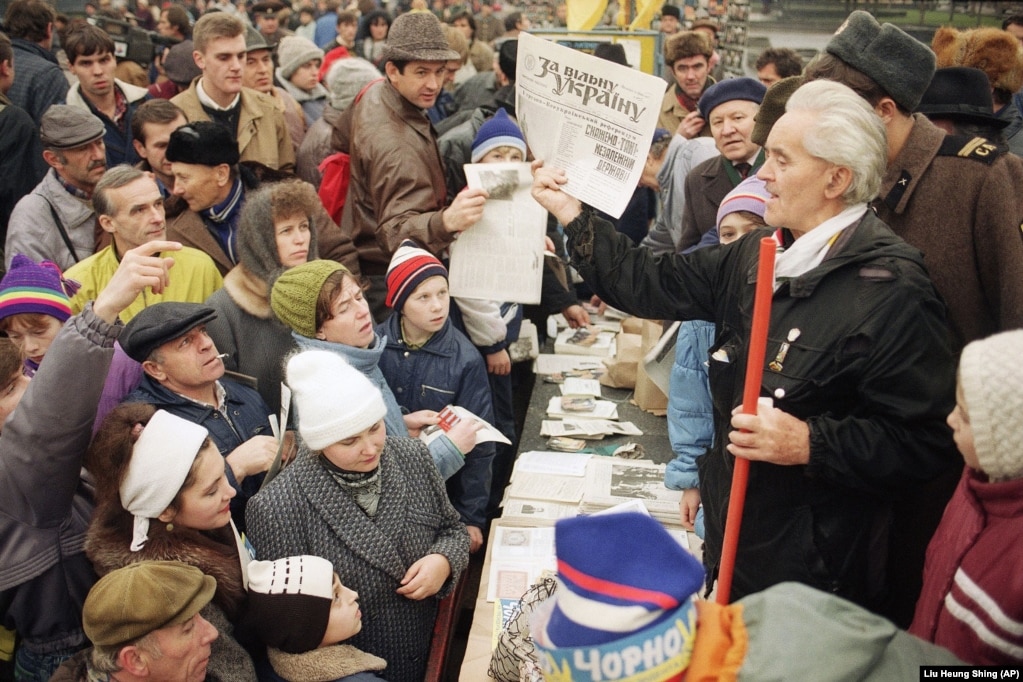 Київ, 30 листопада 1991 року. Під час агітації в центрі української столиці у переддень Всеукраїнського референдуму за незалежність України. На референдумі 1 грудня український народ підтвердив прагнення жити в незалежній державі – 90,32% його учасників відповіло: «Так»