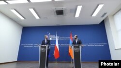Министры иностранных дел Чешской Республики и Армении - Якуб Кулганек (слева) и Арарат Мирзоян, Ереван, 1 октября 2021 г.