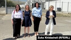 მედიის დამცველი ორგანიზაციების წარმომადგენლები რუსთავის ქალთა მე-5 პენიტენციურ დაწესებულებასთან.