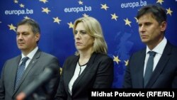 Predsjedavajući Vijeća ministara BIH Denis Zvizdić (L), premijerka RS Zeljka Cvijanović (C) i premijer FBIH Fadil Novalić