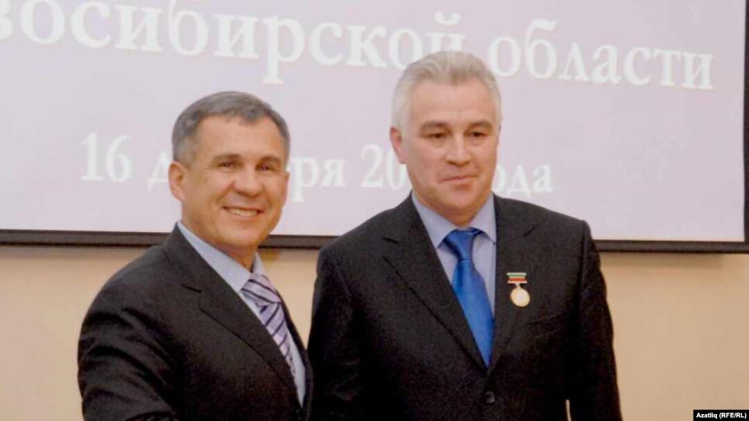Татарстан президенты Рөстәм Миңнеханов Новосибирски өлкә татар милли-мәдәни мохтарияте рәисе Әмир Гәрәев белән