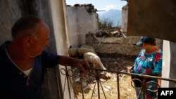 Kujtim Palloshi i njegova supruga Mimoza u svojoj kući uništenoj u požaru u Skenderbegasu, blizu Gramsha, 16. 9. 2025.