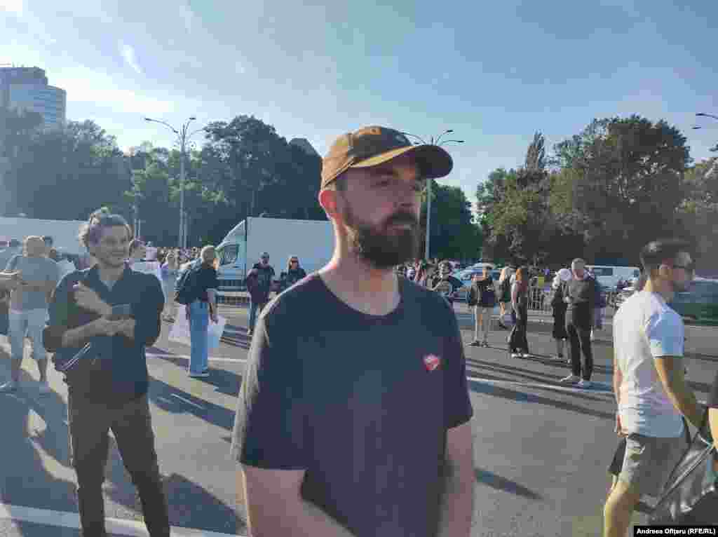 La protest participă și bărbați. Bodgan, 32 ani, IT-ist. „Am venit să le susțin pe femei. S-a petrecut o crimă care ne-a șocat pe toți. Violența împotriva femeilor se trece cu vederea, se întâmplă asta și din lipsa educțaiei și pentru că autoritățile nu fac nimic.”