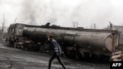 یک تانکر سوخت منهدم شده پس از حملۀ هوایی شبانه به پالایشگاه نفت شهران در شمال غربی تهران، تصویر در ۸ مارچ