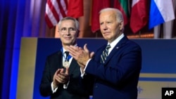 Presidenti amerikan, Joe Biden (djathtas) ia prezanton sekretarit të Përgjithshëm të NATO-s, Jens Stoltenberg, Medaljen Presidenciale për Liri, në 75-vjetorin e NATO-s, në Uashington, 9 korrik.