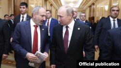 Turkmenistan - Prime Minister Nikol Pashinian and Russian President Vladimir Putin talk on the sidelines of a CIS summit in Ashgabat,October 11, 2019.