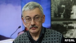 Russian rights activist Oleg Orlov (file photo) 