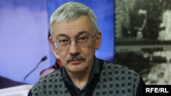 Russian rights activist Oleg Orlov (file photo)