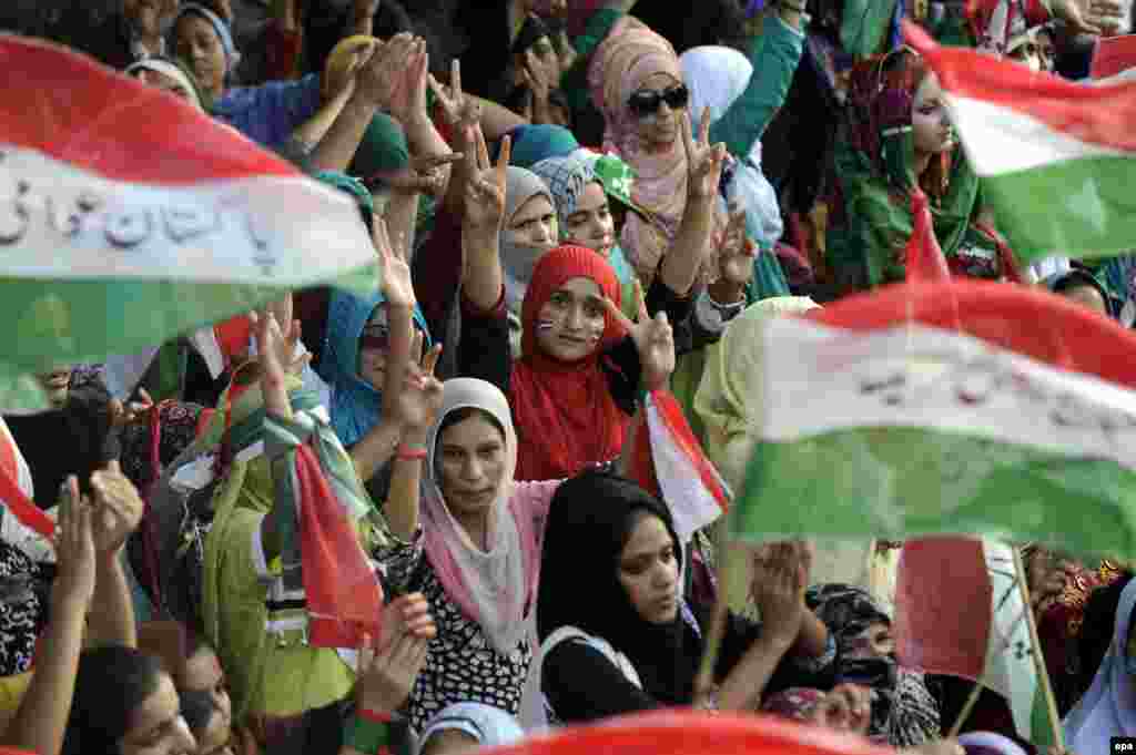 Supporters of Tahir ul-Qadri, a Pakistani-Canadian opposition cleric, listen to his speech during a fourth day of antigovernment protests in Islamabad on August 18. (epa/T. Mughal)