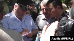 Поліція перевіряє документи в учасників жалобних заходів у Сімферополі в анексованому Криму, 18 травня 2017 року
