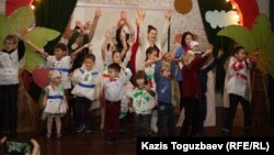 Победители конкурса "Площадки детям" вместе с детьми на церемонии вручения сертификатов о строительстве детских площадок. Алматы, 7 ноября 2014 года. 