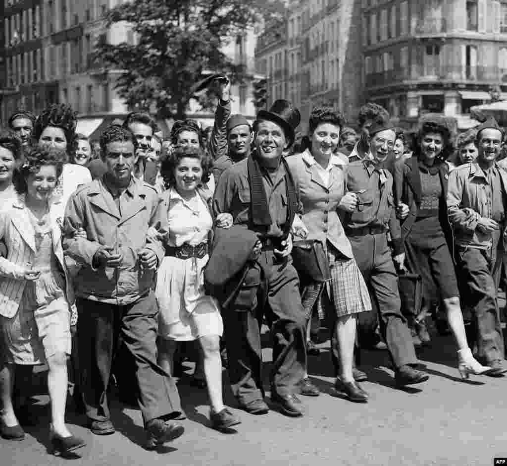 Французы на стыхійным парадзе ў Парыжы, 8 траўня 1945 году