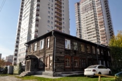 В Новосибирске старые дома стоят рядом с современными