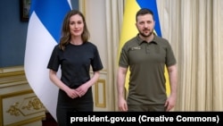 Sanna Marin kijevi látogatásán Zelenszkij ukrán elnökkel 2022. május 26-án
