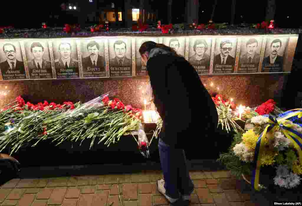 Славуціч, 26 красавіка: кветкі каля мэмарыялу пажарнікам, якія памерлі пасьля ліквідацыі наступстваў выбуху на Чарнобыльскай АЭС.