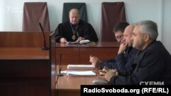 Лазаркович з адвокатами в суді