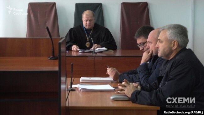 Лазаркович з адвокатами в суді