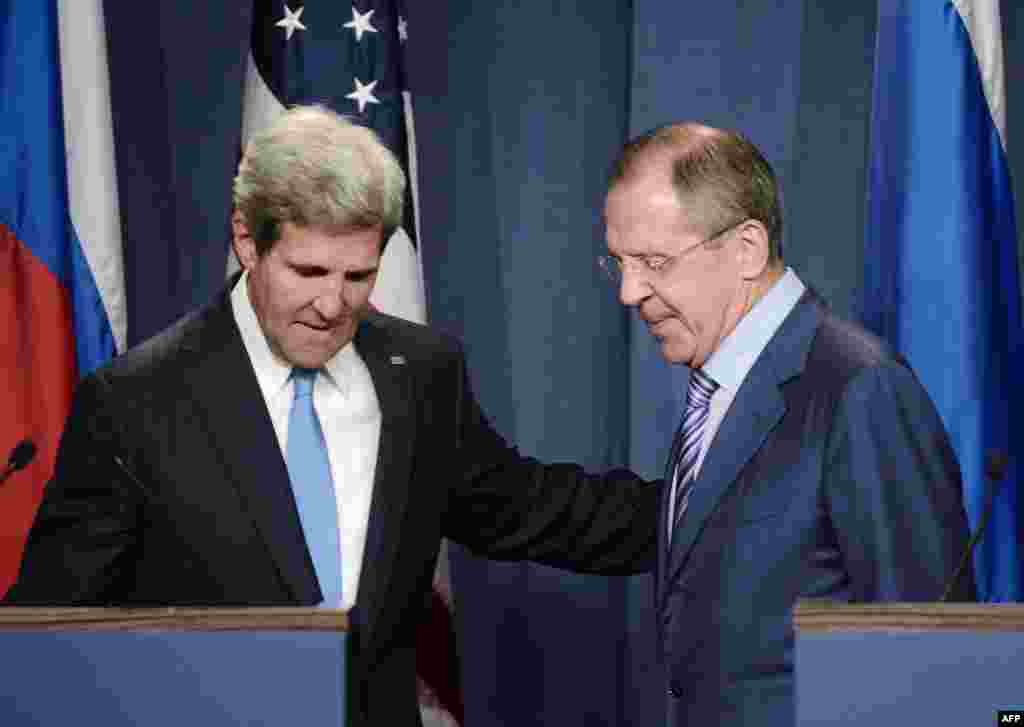 Госсекретарь США Джон Керри и министр иностранных дел России Сергей Лавров после пресс-конференции в Женеве, на которой был объявлен план ликвидации сирийского химического оружия. 12 сентября 2013 года &nbsp;