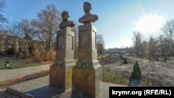 Територія біля кінотеатру «Космос» в Сімферополі