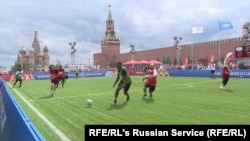 Беженцы играют в футбол на Красной площади
