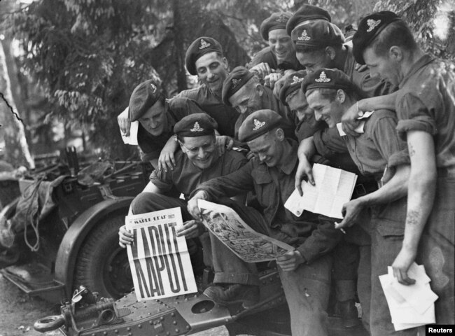 عکسی به تاریخ ۲۰ مه ۱۹۴۵، سربازان کانادایی خبر شکست کامل ارتش نازی را در روزنامه می‌خوانند