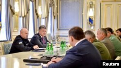پیتر پوروشنکو، رییس‌جمهوری اوکراین (نفر دوم در سمت راست) در جلسه روز پنجشنبه با مقام‌های امنیتی این کشور.