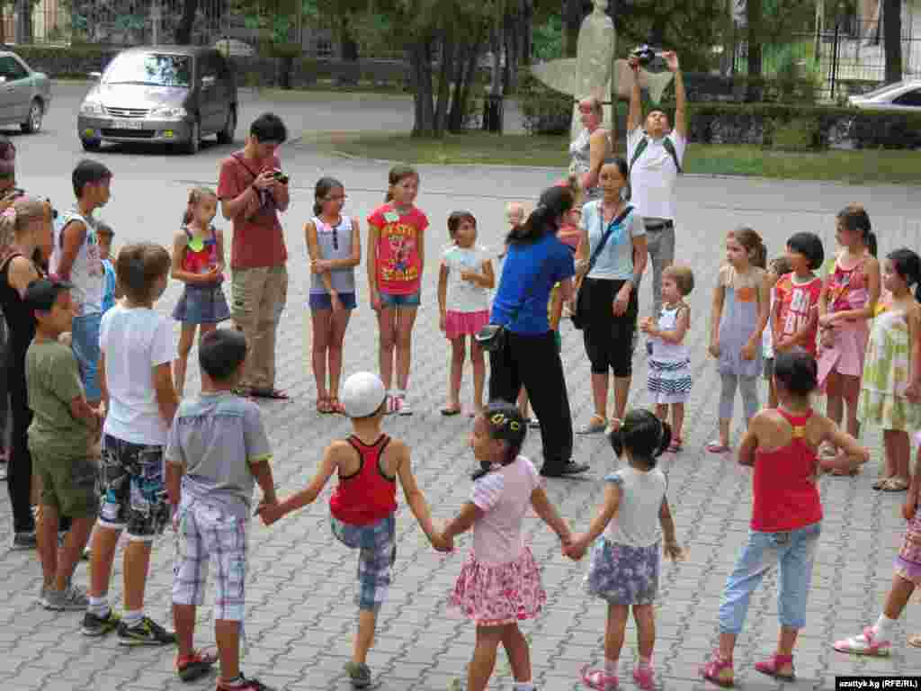 Уюштуруучулар балдарга аң-сезимди өнүктүрүүчү топтук оюндарды ойнотуп жатышты.