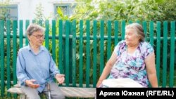 Минсара и Галина обсуждают деревенские новости