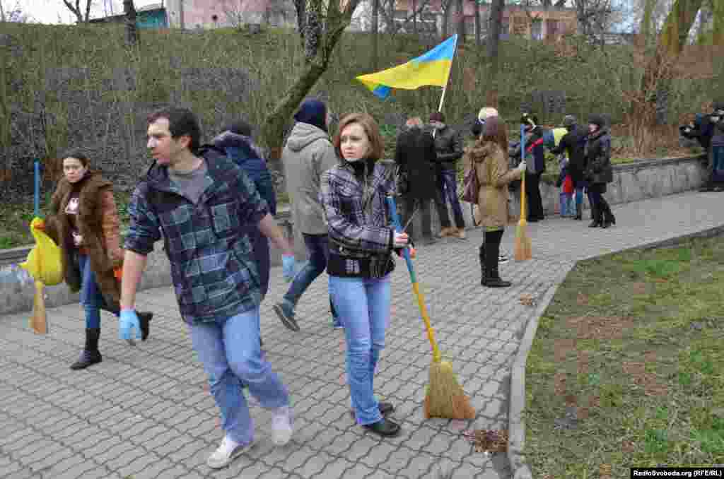Антивоенную акцию организовали активистки организации &laquo;Крымские женщины за мир&raquo; и крымского Евромайдана.&nbsp;