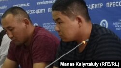Кастер Мусаханулы (слева) и Мурагер Алимулы, заявившие о бегстве из Китая, в пресс-центре Казахстанского бюро по правам человека. Алматы, 14 октября 2019 года.