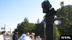 Покладання вінків до пам’ятника Тарасові Шевченкові.
