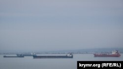 Сухогрузы и танкеры ожидают разрешения российских спецслужб на проход в украинские порты через Керченский пролив, декабрь 2018 года