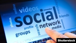 Mediat sociale ofrojnë opsionin e transmetimit të drejtpërdrejtë për qindra-miliona përdorues.