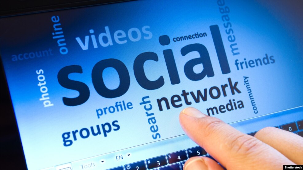 Mediat sociale ofrojnë opsionin e transmetimit të drejtpërdrejtë për qindra-miliona përdorues.