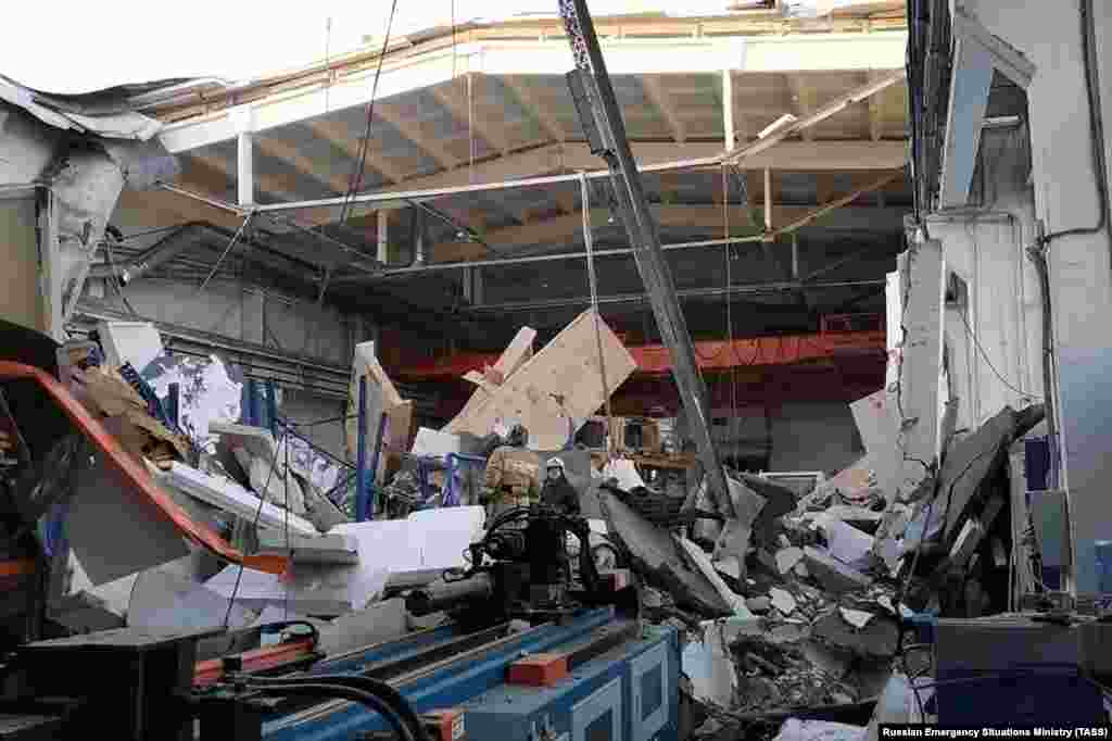 РУСИЈА - Тројца луѓе загинале кога се урна кровот на една фабрика во градот Ѕержинск во близина на Москва, инфорамира Министерството за вонредни ситуации.