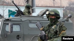 Російські військові під Сімферополем, 2014 р..