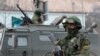 У Криму одні дякують російським солдатам, а інші бояться їх
