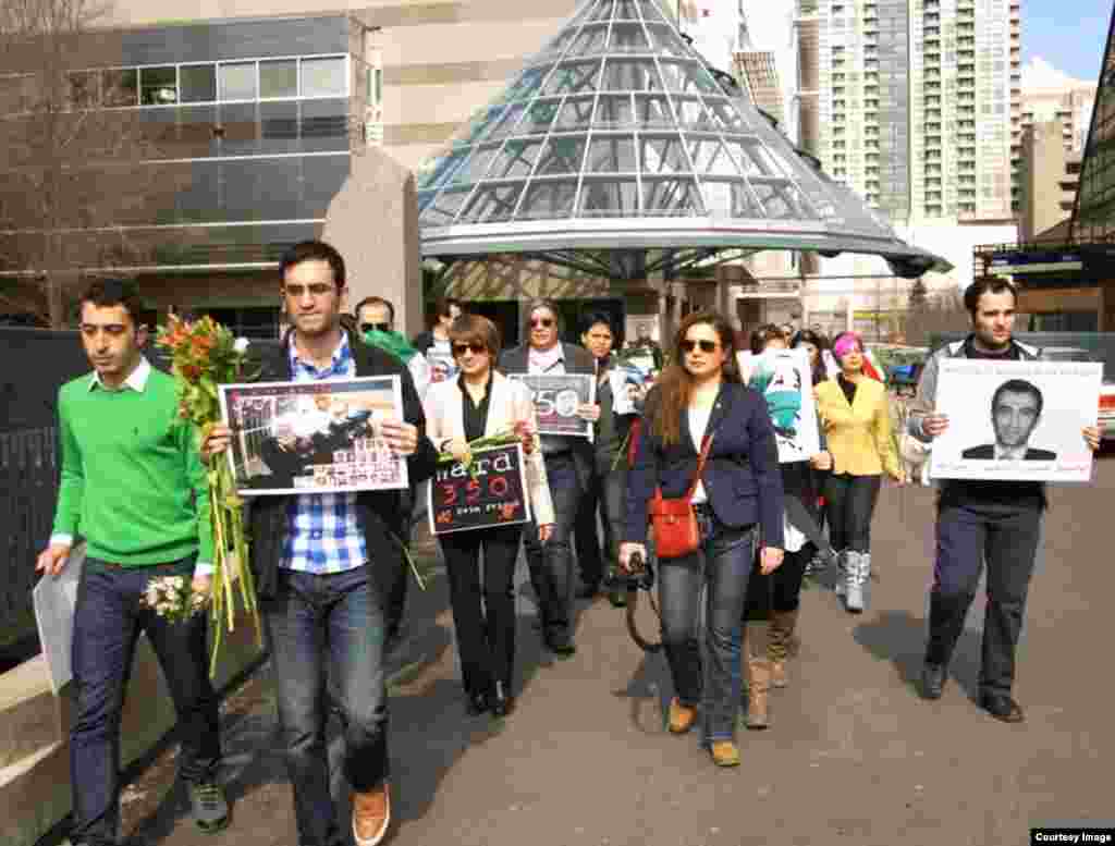 گردهمایی ایرانیان در تورنتو کانادا برای حمایت از زندانیان سیاسی بند ۳۵۰ اوین.