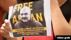 Плакат участника демонстрации с требованием освободить Афгана Мухтарлы.