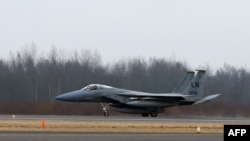 Un avion militar american F-15C „Eagle“ fotografiat astăzi pe aeroportul Siauliai Zuokiniai din Lituania 