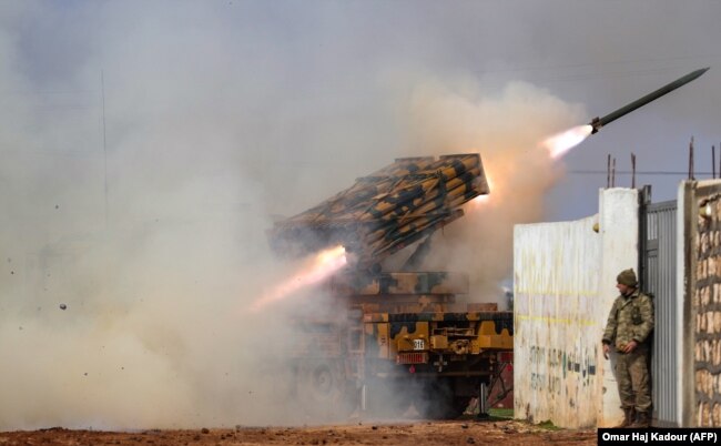 Турецкая артиллерия наносит удар по силам сирийской армии в провинции Идлиб, 14 февраля 2020 года
