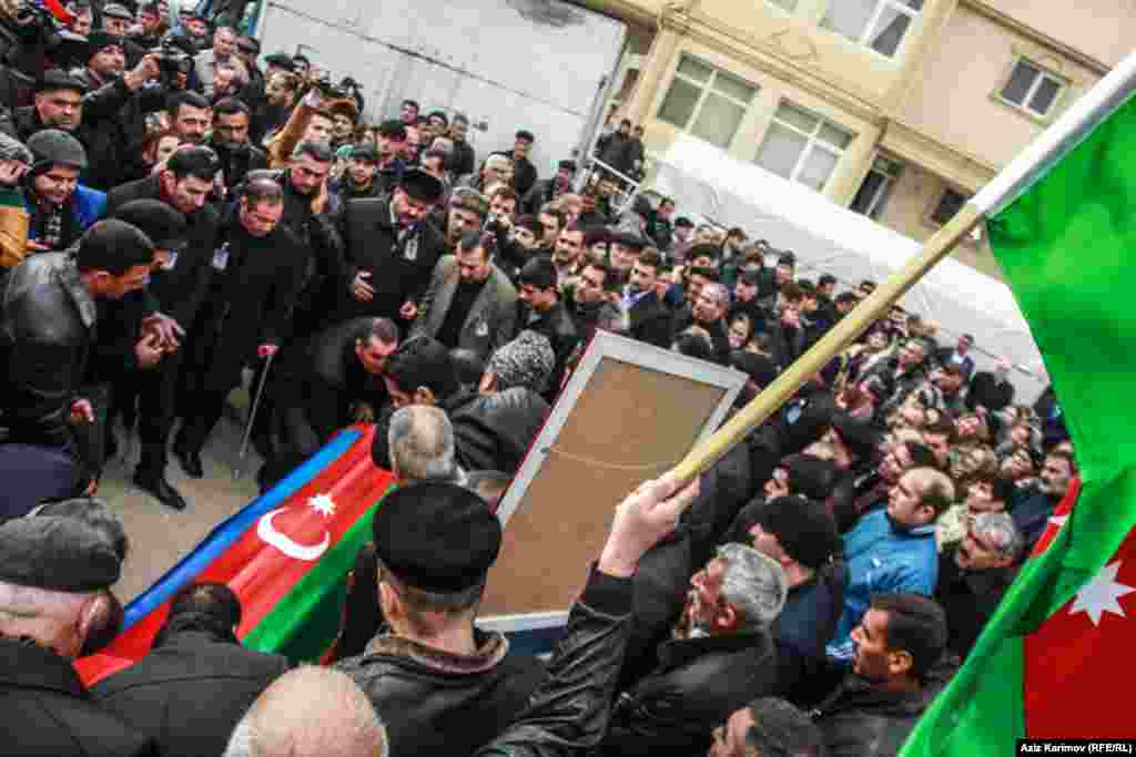 Zaur Həsənovu son mənzilə döyüş yoldaşları, ailə üzvləri, qohum və dostları yola salıb.