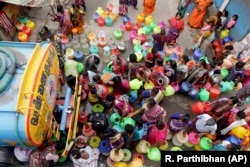A Foxconn sok vidéki nőt vett fel Tamil Nadu szövetségi államban található gyárába – mert a vezetők úgy gondolták, hogy távol áll tőlük az aktivizmus. A képen a fővárosban, Csennaiban állnak sorba emberek egy ivóvíztanker előtt 2019. június 19-én