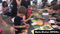 Чеські діти малюють українського «Зубра» з книжки Оксани Були