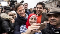 Mark Rutte tərəfdarları arasında.