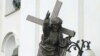 Скульптура Хрыста на ўваходзе ў Катэдральны касьцёл Горадні.