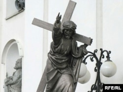 Скульптура Хрыста на ўваходзе ў Катэдральны касьцёл Горадні