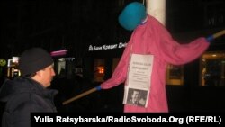 У Дніпропетровську на площі «повісили» «ворогів України», 13 лютого 2015 року