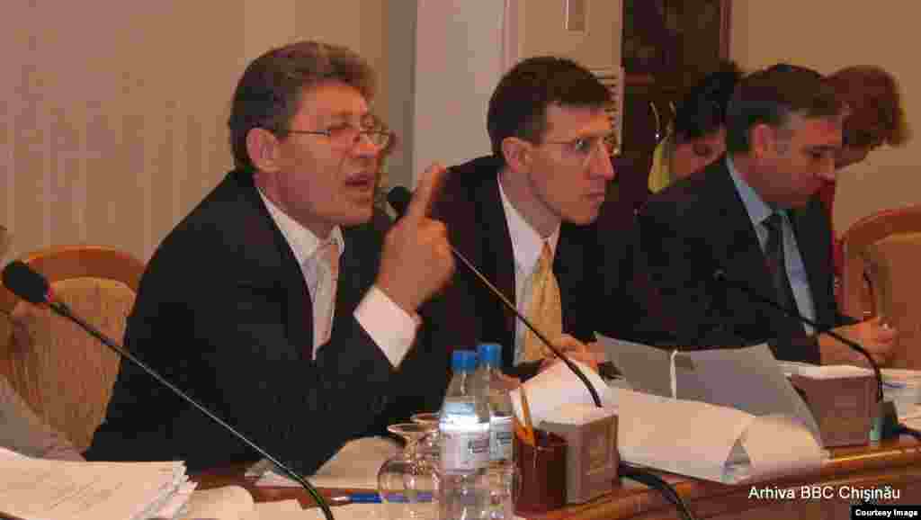 4 decembrie 2007. Liderii Partidului Liberal Mihai Ghimpu şi Dorin Chirtoacă, la conducerea Primăriei Chişinău